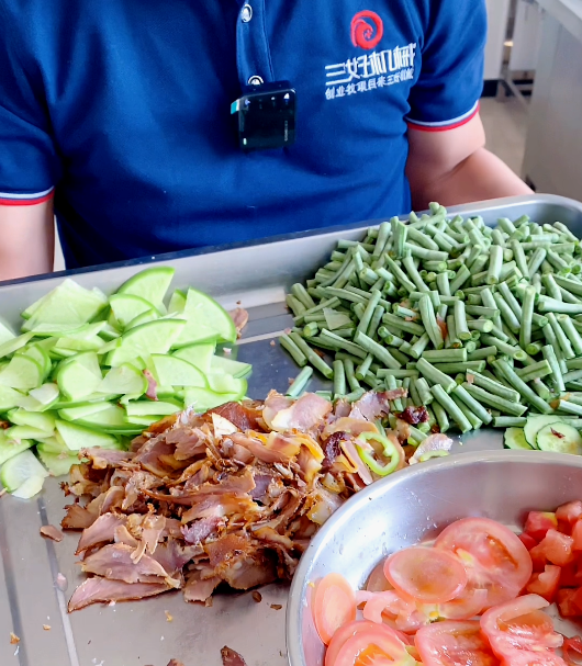 How many people does it take to operate the vegetable cutter? Is the failure rate high?